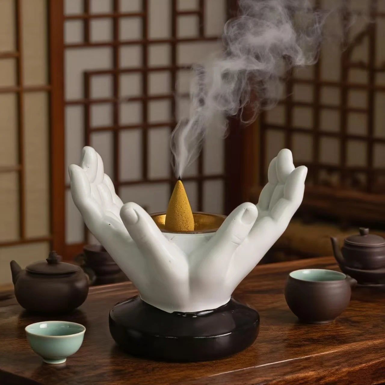 Brûle-encens main Bouddha résine détail artisanal déco contemporaine