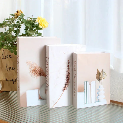 Livres décoratifs empilés rehausseur vase bougie déco intérieur