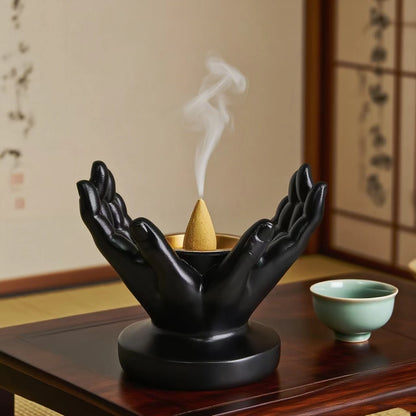 Sculpture main Bouddha fumée encens cônes bâtons atmosphère zen